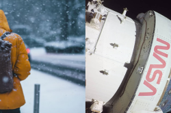 Vue arrière d’une personne vêtue d’un épais manteau jaune avec le capuchon remonté et portant un sac à dos brun. Elle marche sur une rue couverte de neige; l’astronef Orion à gauche, en avant-plan, avec une vue en arrière-plan de la Terre et de la Lune, les deux sont partiellement dans l’ombre.