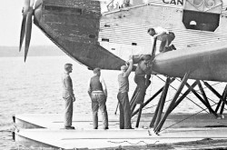 L’avion de brousse Junkers Ju 52 immatriculé CF-ARM de Canadian Airways Limited de Montréal, Québec. Anon., « Pionnier des transports lourds dans le nord du Canada, le ‘Cargo volant’ a fini sa carrière. » Photo-Journal, 29 janvier 1948, 2.