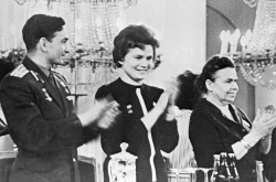La sous-lieutenante Valentina Vladimirovna Terechkova, au centre de la photographie, au Cinquième congrès mondial des femmes, Moscou, Union des républiques socialistes soviétiques, juin 1963. RIA « Novosti, » 612179.