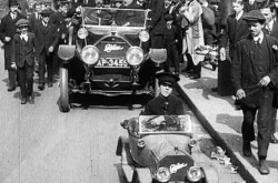 La première Cadillac miniature alors qu’elle est conduite à Londres, Angleterre, par un garçon de bureau non identifié travaillant chez F.S. Bennett Limited. British & Colonial Kinematograph Company Limited, The Smallest Car in the Largest City in the World, 1913.