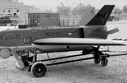 Le premier aéronef sans pilote tactique SAGEM CU-161 Sperwer exploité par les Forces canadiennes, près de Kaboul, Afghanistan, novembre 2003. Anon., « Drones canadiens utilisés en Afghanistan ». La Presse, 19 mars 2006, A 5.