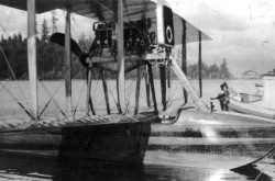 L’hydravion à coque Hoffar H-3, près de Vancouver, Colombie-Britannique, mai ou juin 1919. MAEC, 5174