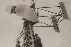 Le prototype de turbine éolienne de Louis Constantin, dans le sud de la France, vers 1928. Jean Labadié, « L’œuvre originale d’un aérodynamicien français – Girouettes stabilisatrices et turbines éoliennes. » Science et Monde, 5 octobre 1933, 639.