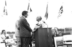 Un Robert William Bradford rayonnant remerciant Francis Fox, ministre des Communications, lors de la cérémonie qui marque le début des travaux de construction du nouveau Musée national de l’aviation, Rockcliffe Park, Ontario, mai 1983. MAEC, 16020.