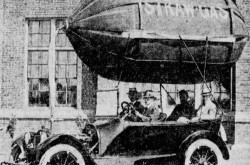 L’automobile de tourisme McLaughlin D45 propulsée au gaz de paille avec son sac de gaz, Saskatoon, Saskatchewan. Anon., « Is This Prophetic of Future? Auto Is Run With Straw Gas. » The Winnipeg Evening Tribune, 20 août 1918, 1.