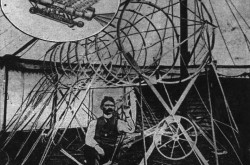  William C. Horgan avec son ornithoptère multi-ailes encore incomplet, le Chicago Bird, Chicago, Illinois. Anon., « Inventor Builds Flying Machine Near Garfield Park. » The Inter Ocean – Magazine, 11 mai 1902, 7.