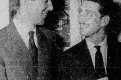 Alastair Auld Mactaggart, à gauche, et Jean Henri Brion Chopin de La Bruyère discutant le vol de juillet 1955 à travers la Manche, Edmonton, Alberta. Anon., « City Pilot Plans Fly Channel In Copy of Bleriot’s Plane. » The Edmonton Journal, 17 mai 1955, 1.
