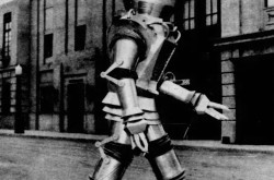 Une photographie montrant le robot Tobor emmenant un des innombrables robots jouets Robert le robot fabriqués en 1954 pour une promenade, New York, New York. Anon., « Cameroddities. » Today... The Philadelphia Inquirer Magazine, 24 octobre 1954, 32.
