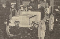 Louis Antoine Jules Tony Kriéger, on the left, at the wheel of an Électrolette a few moments before the beginning of his journey between Paris and Chatellerault, France. Georges Prade was at his side. Georges Prade, “Les records électriques.” La Vie au Grand Air, 27 October 1901, 638.