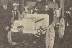 Louis Antoine Jules Tony Kriéger, à gauche, au volant d’une Électrolette quelques instants avant le début de son périple entre Paris et Chatellerault, France. Georges Prade est à ses côtés. Georges Prade, « Les records électriques. » La Vie au Grand Air, 27 octobre 1901, 638.